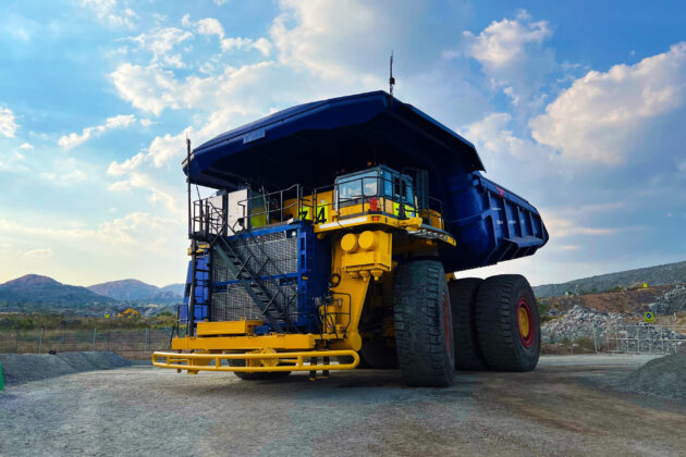 Hydrogen-fueled haul truck