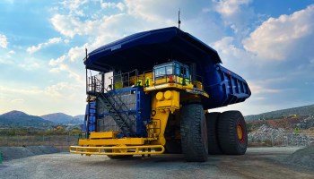 Hydrogen-fueled haul truck